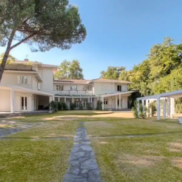 Prestigious Villa with Garden in Forte dei Marmi-1_371070