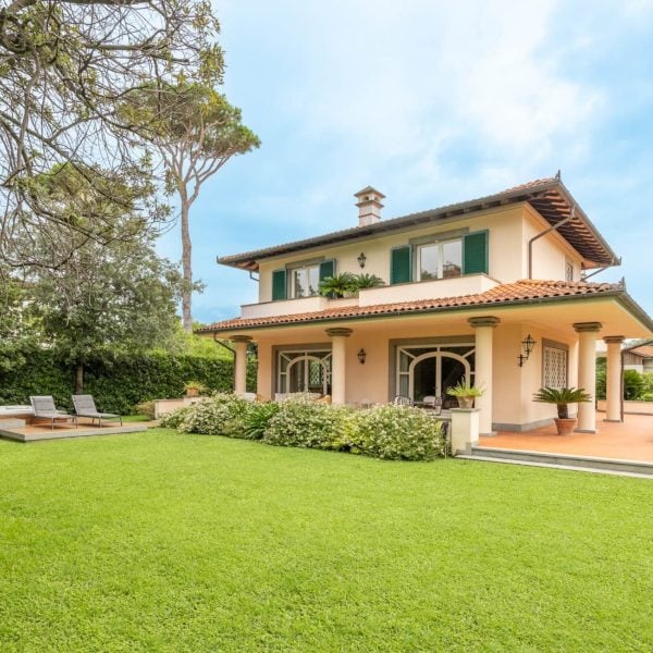 Villa with Jacuzzi in Forte dei Marmi