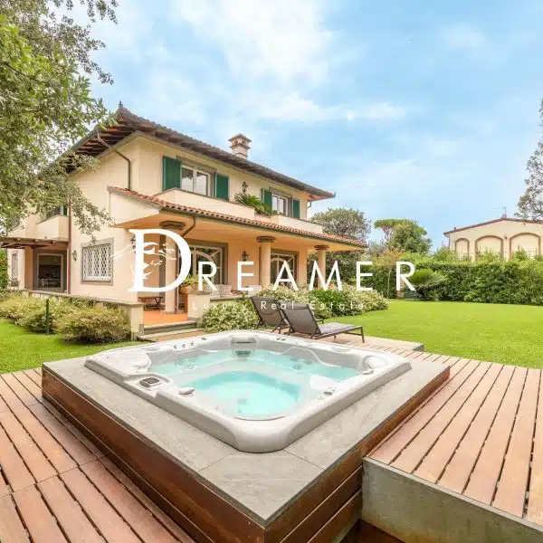 Villa with Jacuzzi in Forte dei Marmi-0_376952