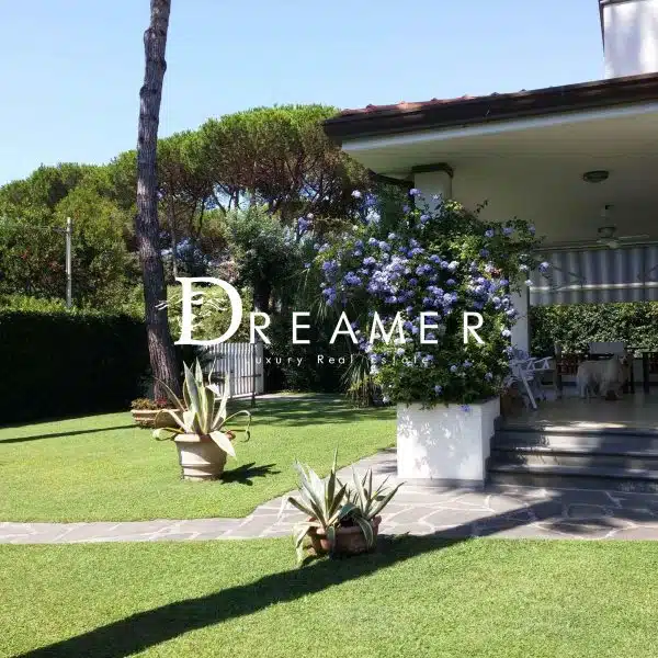 Villa with Garden in Forte dei Marmi-0_402376