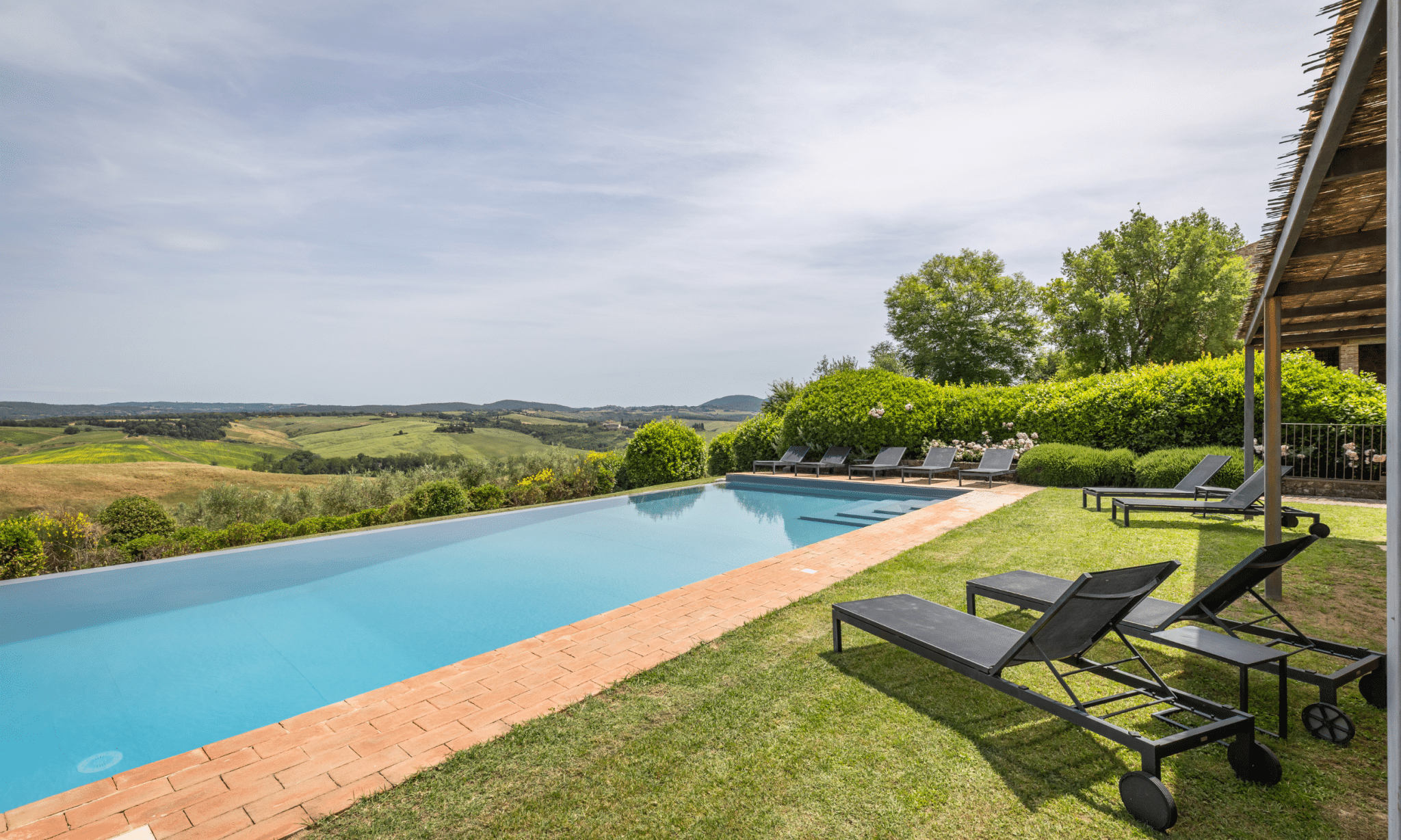 villa with infinity pool in the tuscan countryside